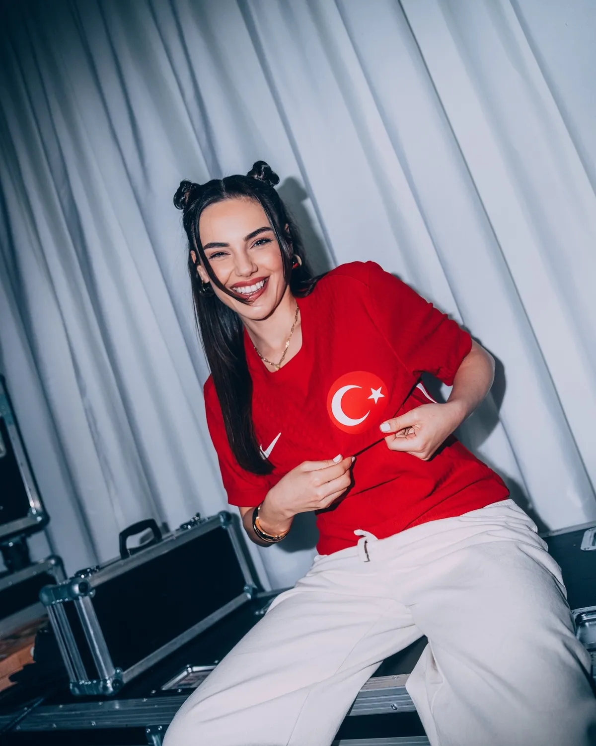 yagmur-tanrisevsinden-erkeklere-altin-tuyo-mizah-duygusu-onemli-1777009725663.jpg Yağmur Tanrısevsin'den ezber bozan aşk reçetesi! Erkeklere altın tüyo: "Bizim kalbimize giden yol…"-3