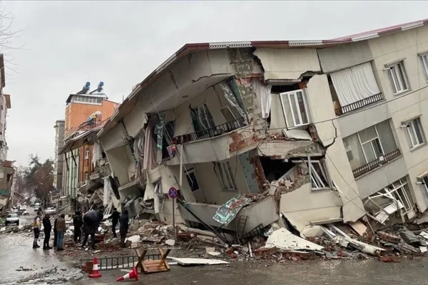 ysk-deprem-bolgesine-gidiyor-secim-binalarinda-inceleme-yapacak-1680591842289.jpg YSK yeniden deprem bölgesine gidiyor: Seçim binalarında inceleme yapılacak!-2