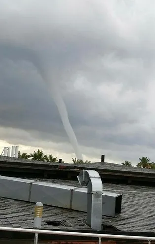 Antalya’da deniz üzerinde oluşan devasa hortum kameralara yansıdı