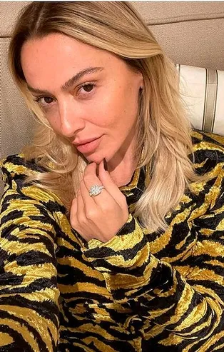 Moda defilesine katılan Hadise erkek fenomen Fredrik Robertsson ile öyle bir pişti oldu ki sosyal medyanın diline düştü