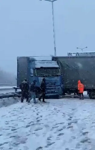 Kontrolden çıkan tır TEM'i ulaşıma kapattı