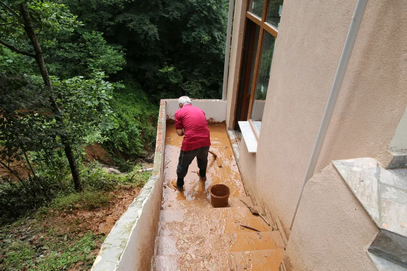 Rize'de 1 ev çöktü, 22 ev boşaltıldı, mahsur kalanlar kurtarıldı - 7
