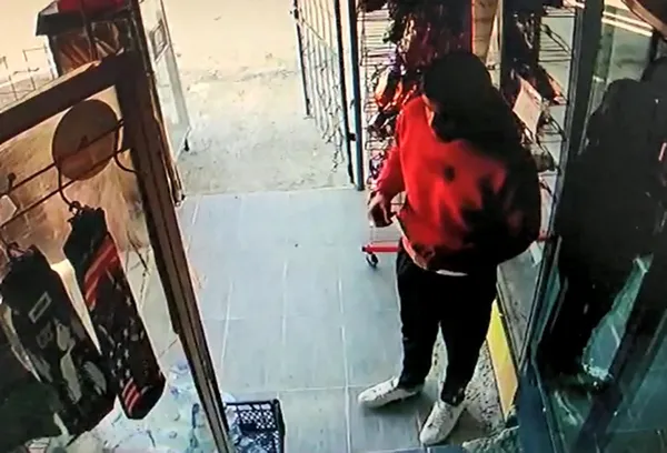 insanlik-olmemis-dedirten-davranis-kapisi-acik-marketten-aldiklari-urunleri-kameraya-gosterip-ucreti-marketin-1643095433002.jpg 'İnsanlık ölmemiş' dedirten davranış! Kapısı açık marketten aldıkları ürünleri kameraya gösterip ücreti marketin girişine bıraktılar-10