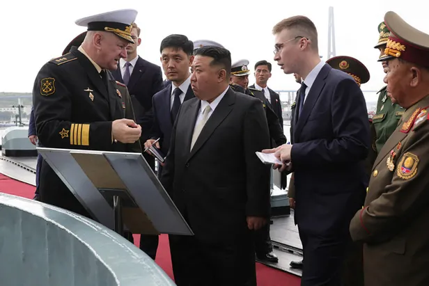 kim-jong-un-rusyadaki-son-duragi-vladivostok-putinin-bombardiman-ucaklarini-ve-savas-gemisini-inceledi-1694860591042.jpg
