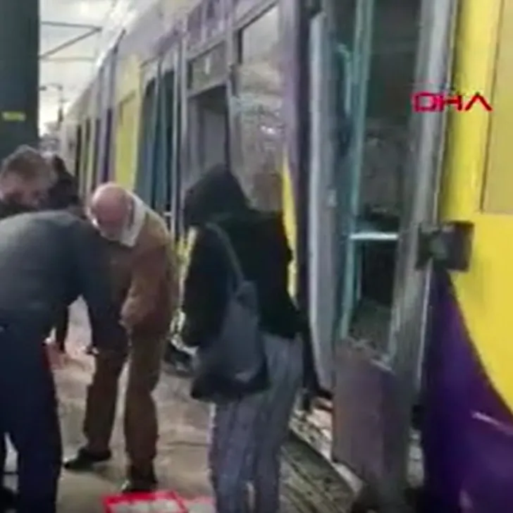 Tramvay raydan çıktı elektrik direğine çarptı