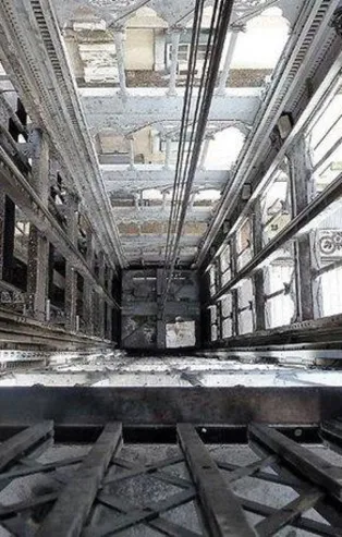 Asansörde 64 kat düştüler!