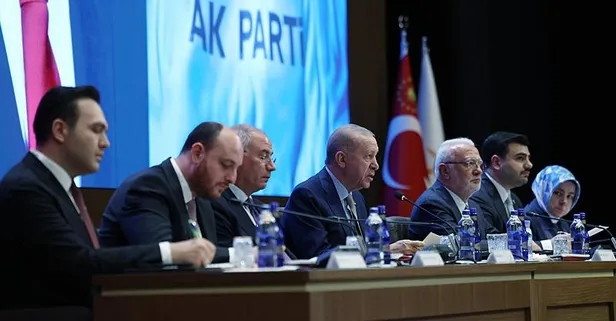 Başkan Erdoğan rozetleri taktı: AK Parti MKYK'da sürpriz! Ömer Çelik'ten Terörsüz Türkiye mesajı