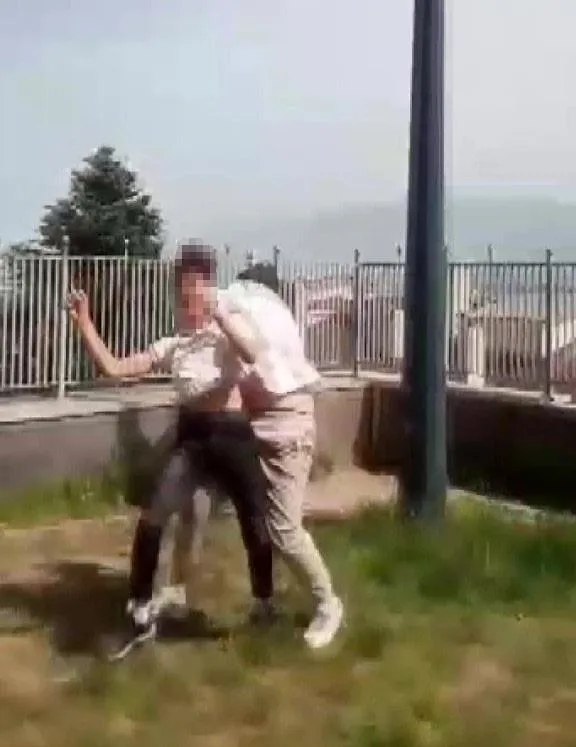 olume-goturen-kiz-kavgasi-liseli-kivanc-umanin-yedigi-dayagin-goruntuleri-ortaya-cikti-1706370343742.jpeg Ölüme götüren "kız" kavgası! Liseli Kıvanç Uman'ın yediği dayağın görüntüleri ortaya çıktı-2