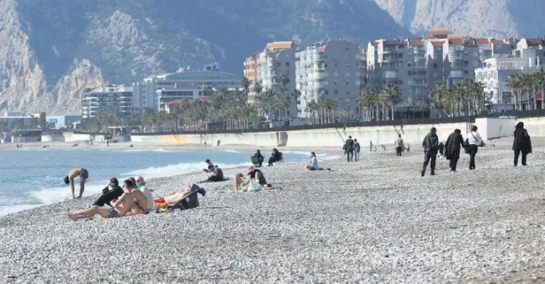 Antalya kış ortasında yazı yaşıyor! Turistler denize giriyor