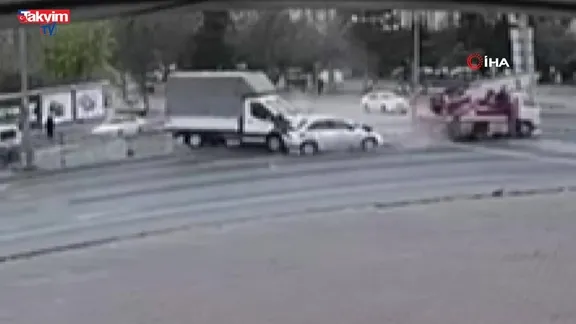 Kayseri'de kaza anları kamerada: 1'i ağır 3 yaralı!