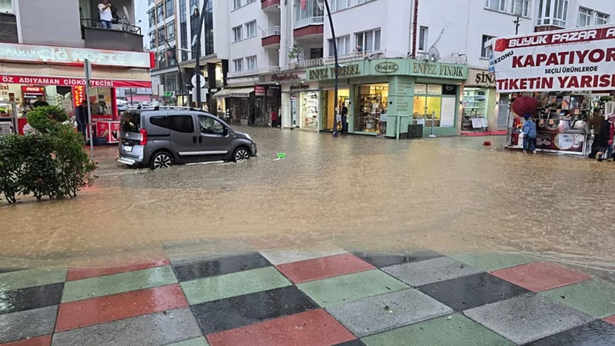 Giresun'da zor anlar | Sağanak yağış hayatı felç etti! Yollar göle döndü
