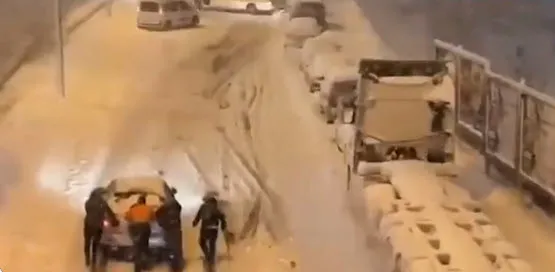 ekrem-imamoglunun-karla-mucadeleyle-ilgili-sozleri-alay-konusu-oldu-en-buyuk-karla-mucadeleyi-yapan-biziz-1643362369383.jpg Ekrem İmamoğlu'nun karla mücadeleyle ilgili sözleri alay konusu oldu: En büyük karla mücadeleyi yapan biziz-5