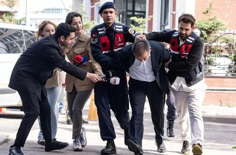 yenidogan-yakinlari-avcilardaki-ozel-hastanenin-onunde-ayaklandilar-protestolar-cig-gibi-buyuyor-kapilar-yumru-1729359692702.jpeg
