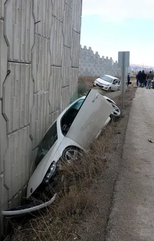 Kimse kazayı anlayamadı! Direksiyon hakimiyetini kaybeden sürücü iki araca çarpıp yol kenarına devrildi