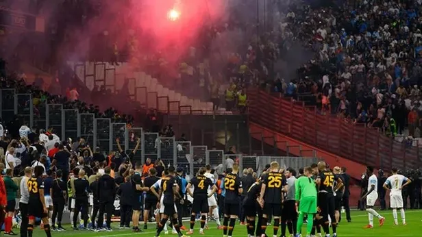fransada-alcak-provokasyon-marsilya-taraftari-yunanistan-ve-ermenistan-bayragi-acti-polisten-gsaraylilara-sert-mudahale-1633034341734.jpeg Fransa'da alçak provokasyon! Marsilya taraftarı Yunanistan ve Ermenistan bayrağı açtı, polisten G.Saraylılara sert müdahale-6