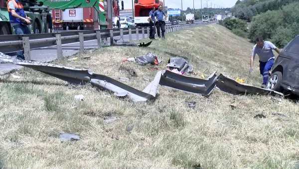 Esenyurt'ta mezarlık ziyaretine giden aile kaza yaptı: 1'i ağır 6 yaralı-4