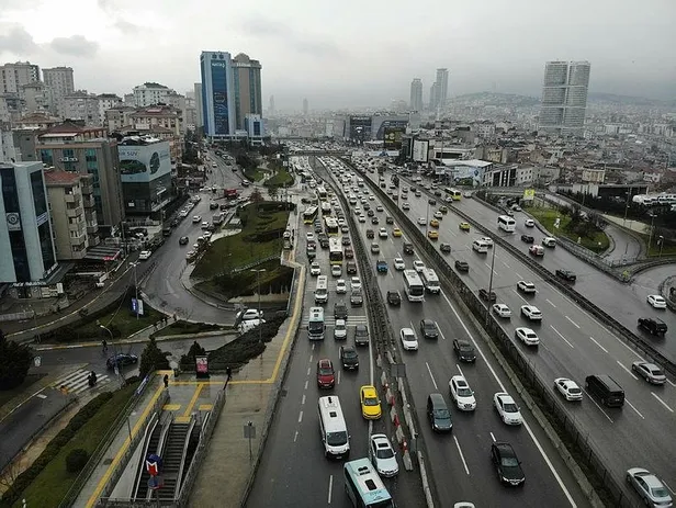 son-dakika-istanbulda-trafik-cilesi-yogunluk-85-seviyelerine-yukseldi-1647532550129.jpeg
