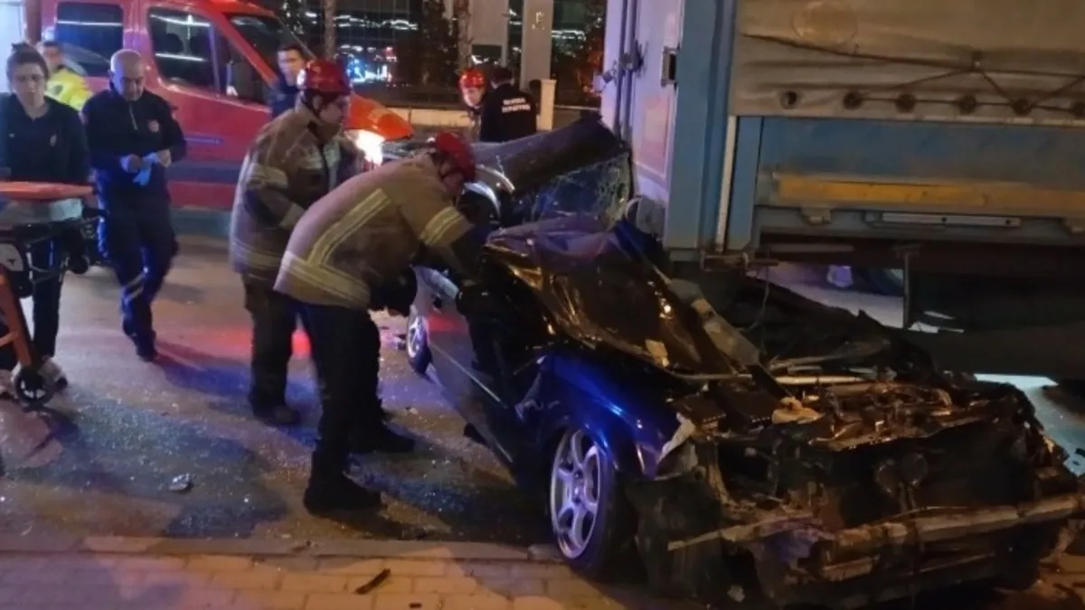 Korku dolu anlar kamerada: Bursa'da otomobil tırın altına girdii sürücü ağır yaralandı