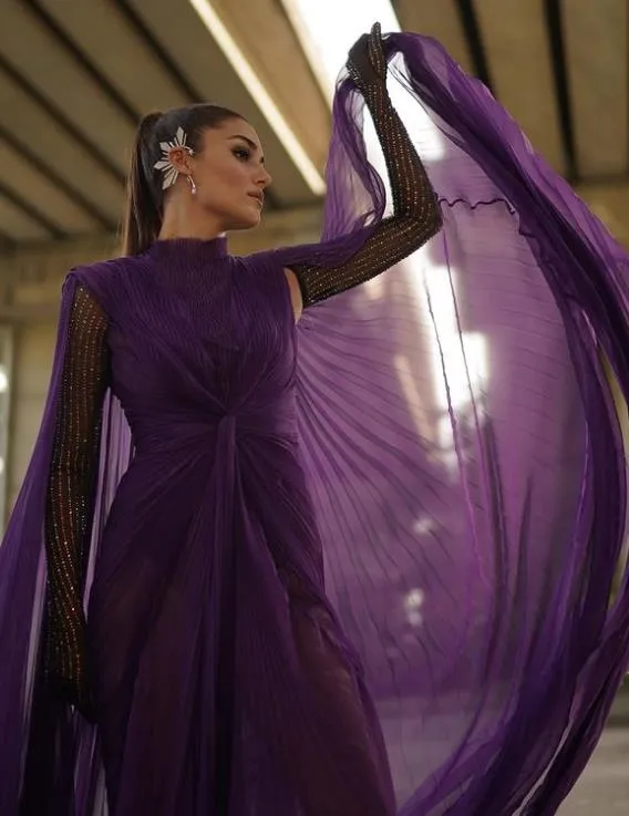 odul-toreninde-serenay-sarikaya-ve-hande-ercel-siklik-yarisina-girdi-gulsen-ise-tuhaf-makyajiyla-sosyal-medyad-1654023416033.jpeg Ödül töreninde Serenay Sarıkaya ve Hande Erçel adeta şıklık yarışına girdi! Geceye ise 5.5 milyonluk takılar damga vurdu-9