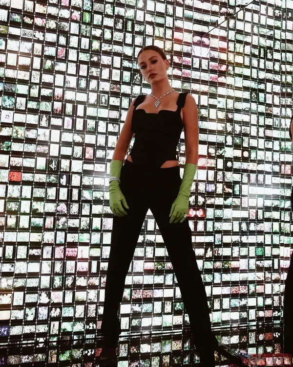 Müge Anlı ayna karşısında boy gösterdi güzelliği dillere destan oldu! "Aynada başkasını çekerken ben" diyen Müge'ye bakın... - 22