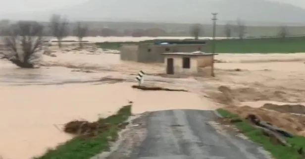 Şanlıurfa’da sağanak yağış hayatı durma noktasına getirdi: Yollar göle döndü ve köy yolları kapandı