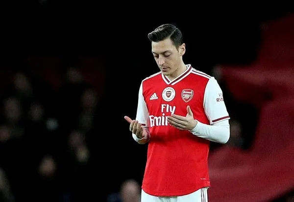 mesut-ozil-bir-kez-daha-gonulleri-fethetti-turk-kizilayina-713-bin-lira-bagisladi-1588459442744.jpeg