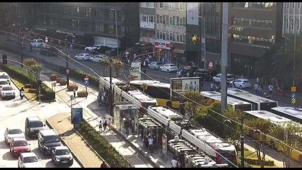 son-dakika-beyoglunda-iett-otobusu-tramvaya-carpti-1695477374919.jpg