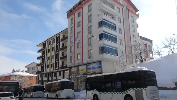 yasli-kadin-catidan-dusen-kar-kutlesinden-saniyelerle-kurtuldu-1643114676095.jpg Yaşlı kadın çatıdan düşen kar kütlesinden saniyelerle kurtuldu-8