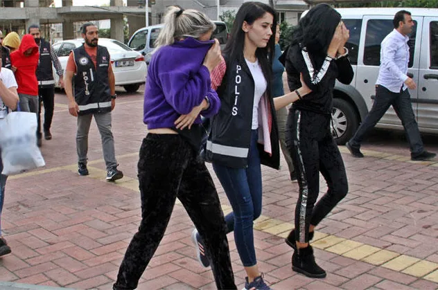 Antalya'da 6 kişilik fuhuş çetesi çökertildi