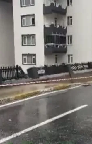 Beylikdüzü'nde istinat duvarı çöktü