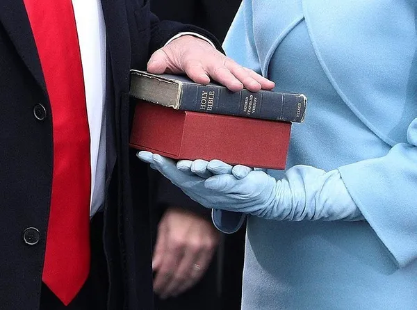 Trump İncil'e el basarak yemin etti-3