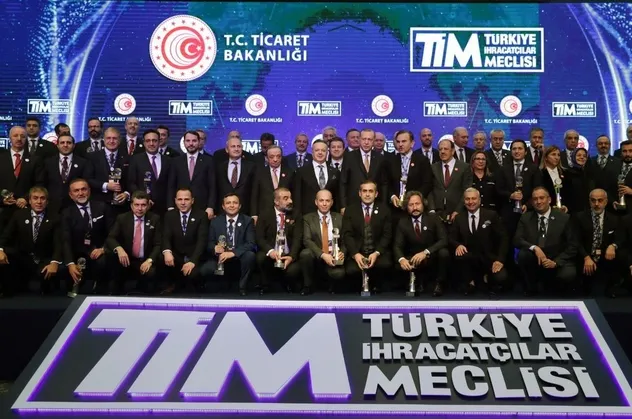 Bakan Berat Albayrak'tan ödül alan 500 hizmet ihracatçısına tebrik