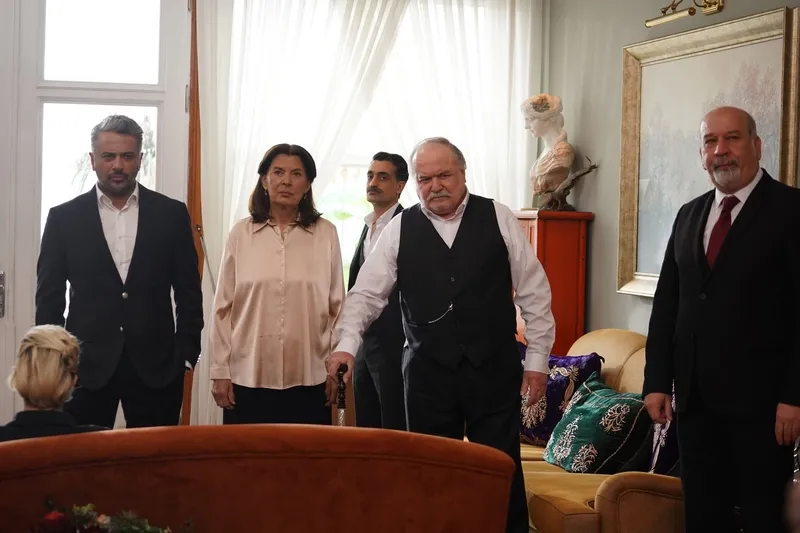 yali-capkininda-seyran-olmuyor-cekim-hatasi-her-seyi-ortaya-cikardi-izleyiciler-sevincten-gobek-atacak-1714916376202.jpg Meğer ölümcül hastalığı olan Seyran değilmiş... Yalı Çapkını'nda akıllara durgunluk veren çekim hatası!-2