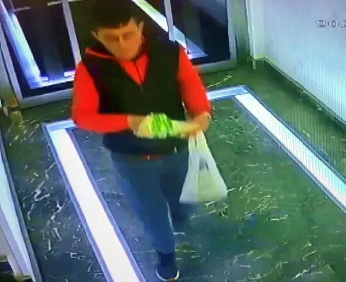 cips-yiyerek-hirsizlik-yapan-sahis-guvenlik-kamerasindan-yakalandi-1701515635295.jpeg Cips yiyerek hırsızlık yapan şahıs güvenlik kamerasından yakalandı-4