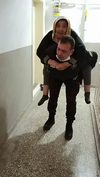 corumda-yurekleri-isitan-goruntu-polis-85-yasindaki-muzeyyen-kahramantekini-5inci-kata-kadar-sirtinda-tasidi-1608670298358.jpeg