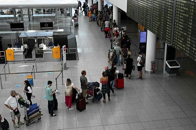 İstanbul'da 1 dakika Avrupa'da 4 saat: Londra, Paris, Roma ve Frankurt havalimanlarında uzun kuyruklar oluştu!