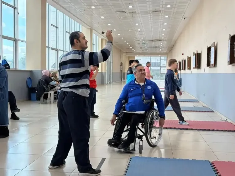 milli-sporcu-nihat-demirin-azmi-gunduz-antrenor-aksam-pamuk-sekerci-1791764361914.jpeg Nihat Demir, 8 yıldır engelli ve özel gereksinimli öğrencilere dart antrenörlüğü yapıyor.