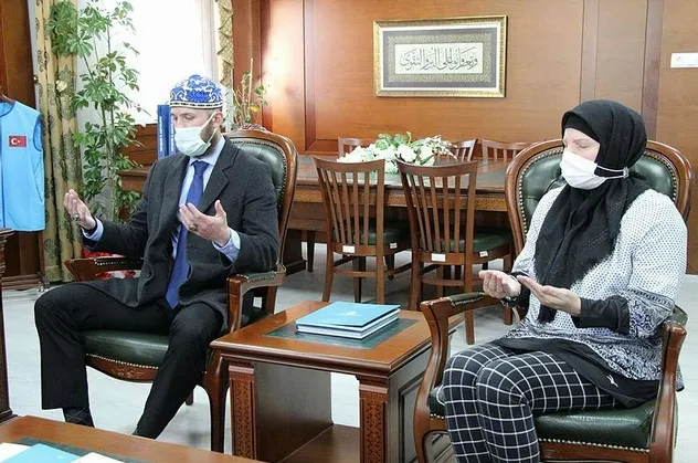 Tatil için geldikleri Kapadokya’da ezan sesini duyan ABD’li anne ve oğlu Müslüman oldu