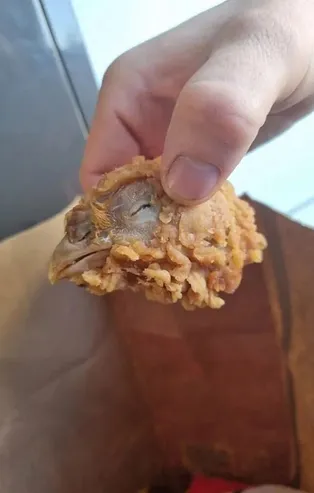 Ünlü restoran zinciri KFC'de mide bulandıran olay! Müşteriye tavuğun kafasını verdiler
