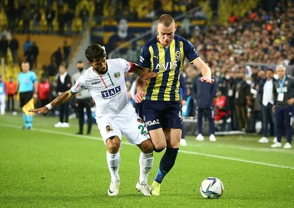 Fenerbahçe evinde Alanyaspor'a 2-1 yenildi taraftarlar çileden çıktı! Kadıköy'de Ali Koç istifa sesleri...-2