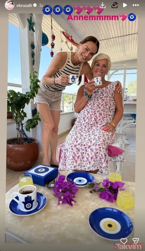 Ebru Şallı Ve Annesi