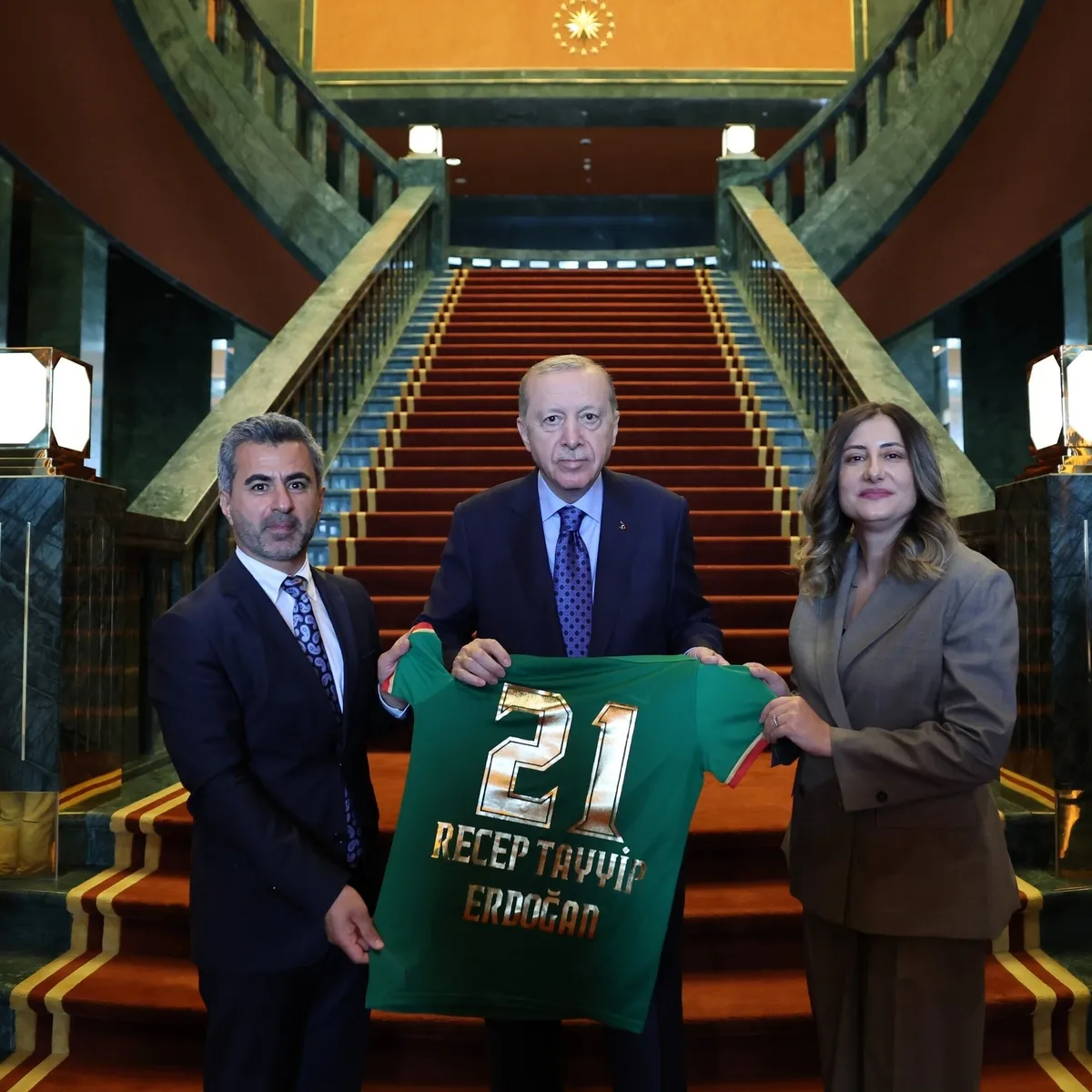 baskan-erdogan-super-lige-yukselen-takimlari-kabul-etti-amedspor-detayi-1786628975038.jpeg Başkan Erdoğan Süper Lig'e yükselen takımları kabul etti! Amedspor'dan 21 numaralı forma hediyesi-3