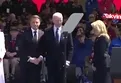 Biden olmayan sandalyeye oturmaya çalıştı!