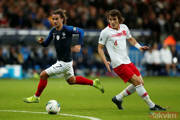 Fransa-Türkiye maçında tribünlerde provokatif pankart! UEFA'dan ceza gelecek mi? - 1