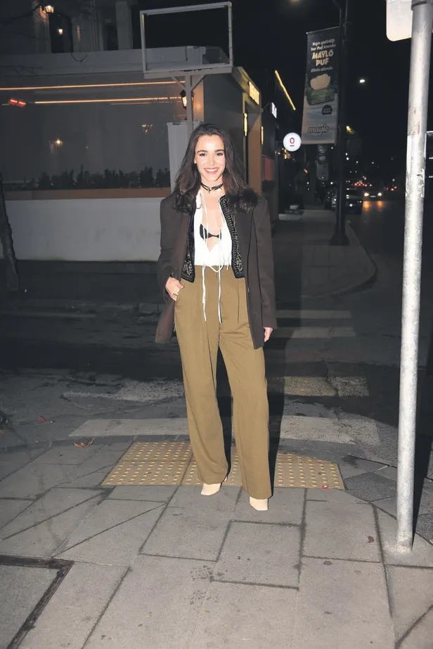 kim-milyoner-olmak-isterin-1000-bolumune-brezilyali-jessica-may-damga-vurdu-1671488588053.jpeg Kim Milyoner Olmak İster’in 1000. bölümüne Brezilyalı Jessica May damga vurdu-10