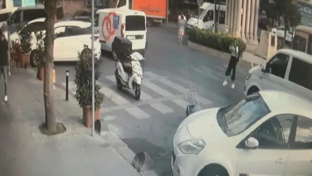 Genç kız yaya geçidinde minibüsün çarpmasıyla savruldu - 1