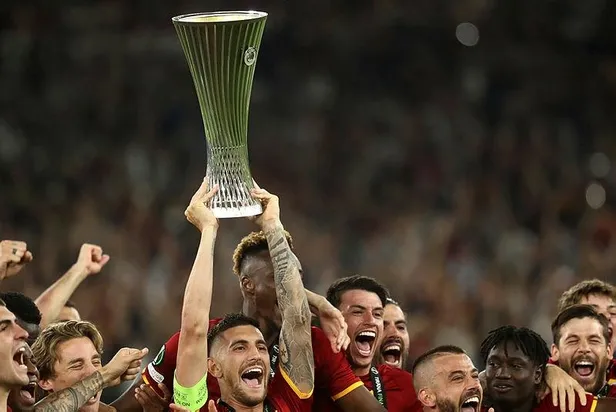 son-dakika-uefa-avrupa-konferans-liginde-sampiyon-roma-1653513979086.jpeg Son dakika: UEFA Avrupa Konferans Ligi'nde şampiyon Roma!-2