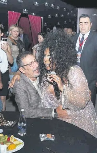 Bülent Ersoy, Cem Özer'e övgüler yağdırdı