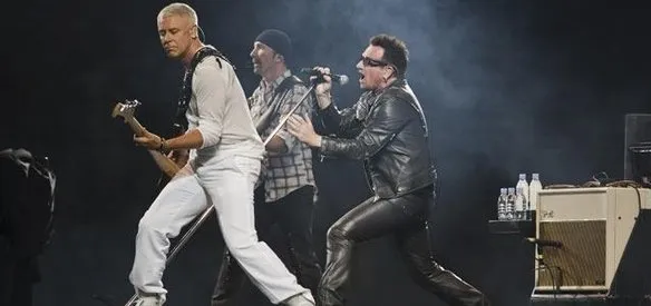 İRLANDALI ROCK GRUBU U2 İSTANBUL ATATÜRK OLİMPİYAT STADI'NDA KONSER VERDİ