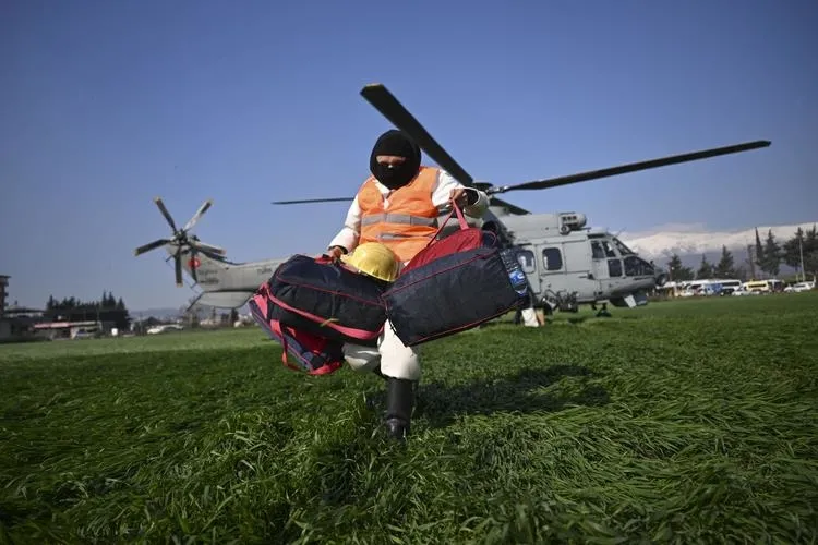 1707215845009.jpeg CHP'li Özgür Özel Hatay'da Başkan Erdoğan ve TSK'ya iftira attı! Takvim "Ordu yoktu darbe paranoyası vardı" yalanını madde madde çökertti-8